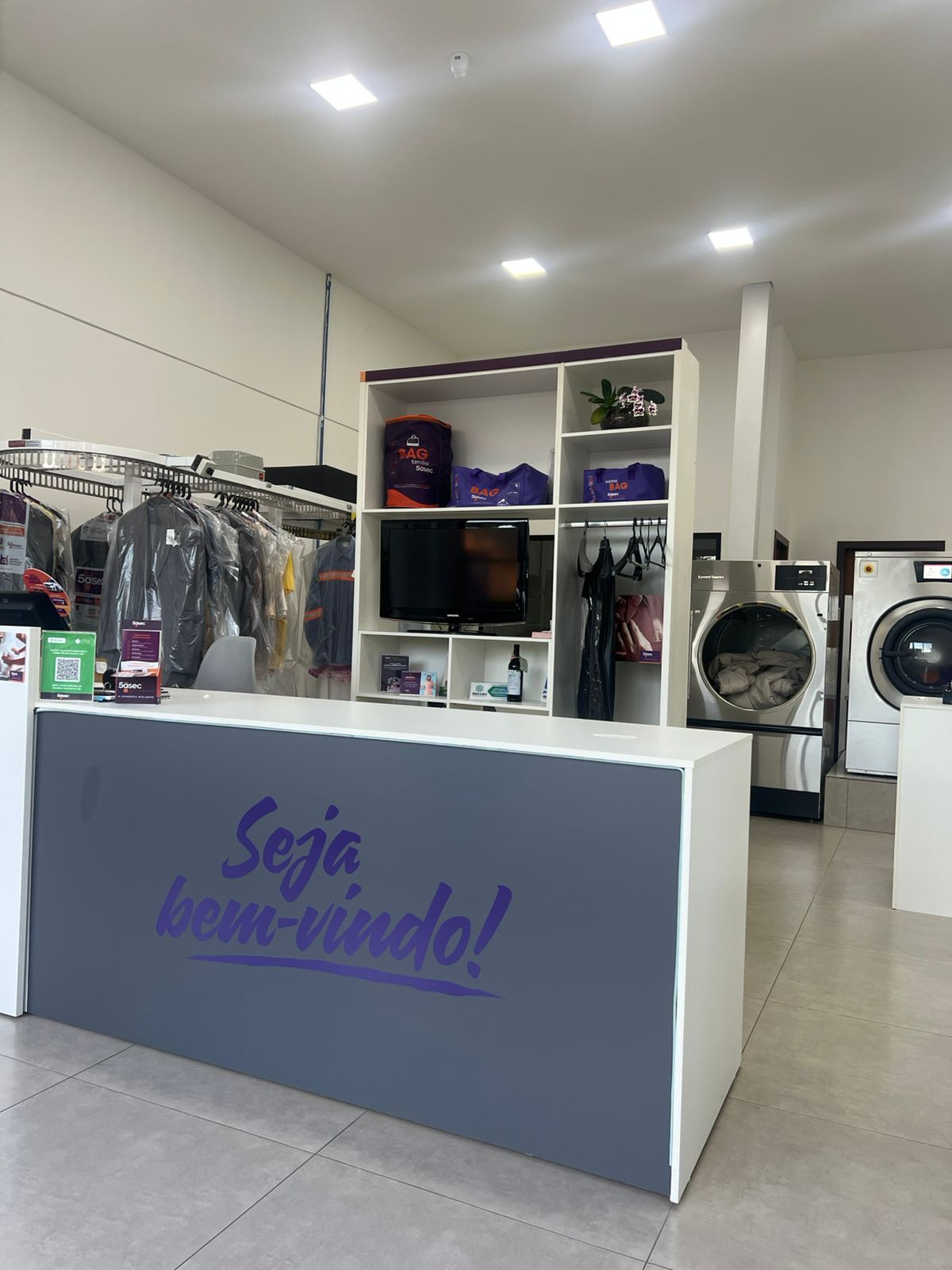 Recepção da loja com roupas prontas
